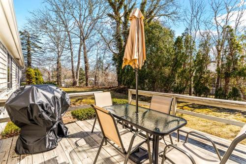 Charming Coastal Cottage with Spacious Patio in Yarmouth Port, Massachusetts in Yarmouth Port (MA)