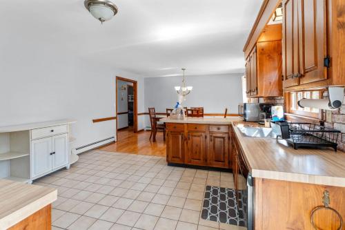 Charming Coastal Cottage with Spacious Patio in Yarmouth Port, Massachusetts in Yarmouth Port (MA)