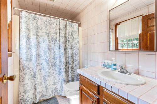 Charming Coastal Cottage with Spacious Patio in Yarmouth Port, Massachusetts in Yarmouth Port (MA)