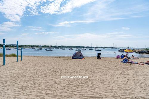 Charming Coastal Cottage with Spacious Patio in Yarmouth Port, Massachusetts in Yarmouth Port (MA)