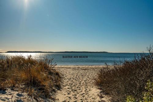 Charming Coastal Cottage with Spacious Patio in Yarmouth Port, Massachusetts in Yarmouth Port (MA)