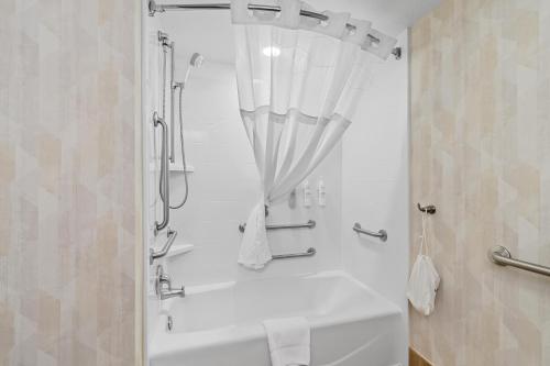 Hampton Inn Duluth-Canal Park - image 26