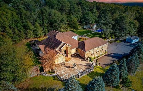 Modern Villa with Sauna, Pool & Panoramic Views in Bushkill, Pennsylvania in Bushkill (PA)