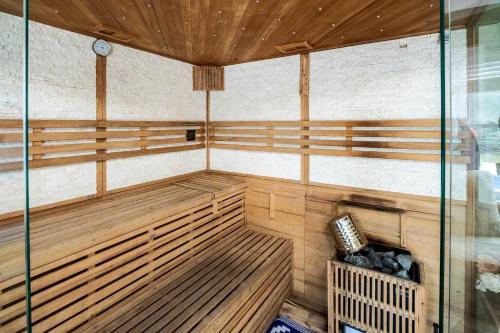 Modern Villa with Sauna, Pool & Panoramic Views in Bushkill, Pennsylvania in Bushkill (PA)