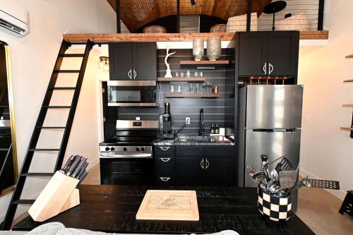 . Serene Modern Hot Tub Cabin with Valley Views near Lake Tenkiller, Vian, Oklahoma