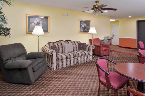 Douglas Inn & Suites Cleveland