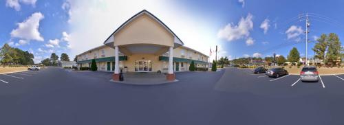 Douglas Inn & Suites in Cleveland, USA
