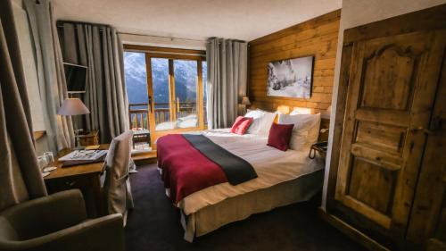 Superior Room with Balcony and Mountain View