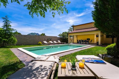 Private Villa My Way with Heated Pool Near Omiš – khách sạn tại Naklice