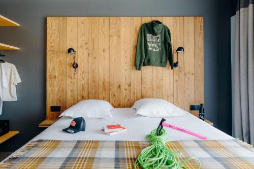 1 queen bed, 1 sofa bed