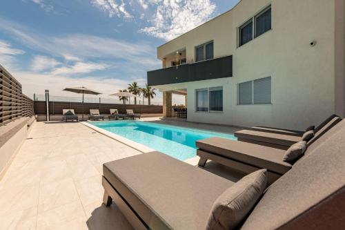 Bassein, Villa Amfora with heated pool, wellness and tennis in Dračevac Ninski