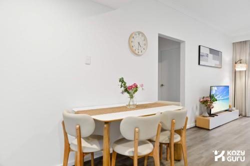KozyGuru | Camperdown | Stylish Apt with Parking - image 12