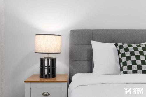 KozyGuru | Camperdown | Stylish Apt with Parking - image 13