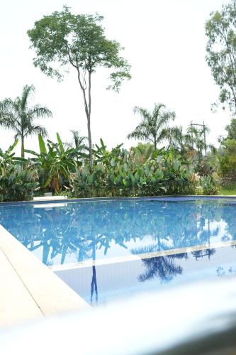 Swimming pool, Hong Sau Resort Thavarkere in Sulikere