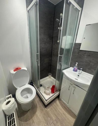 Spacious 5 Bedroom Home Near City Centre Sleeps 10 - Oakenshaw