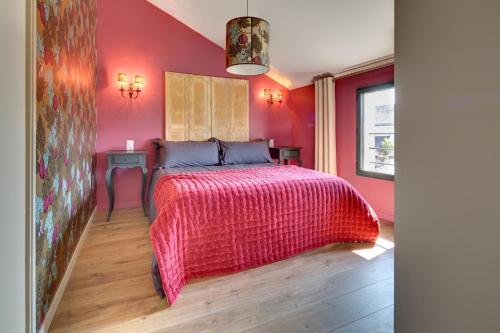 1 queen bed, 2 sofa beds
