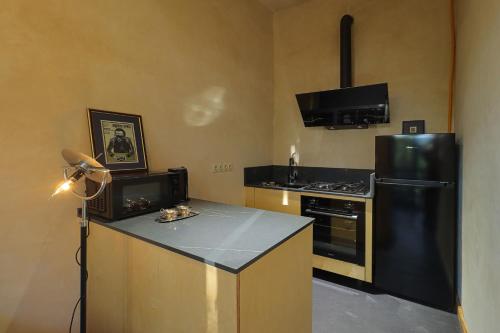 Central Tbilisi Cozy Studio Apartment - by Wehost in Tbilisi