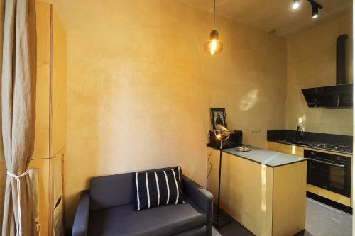 Central Tbilisi Cozy Studio Apartment - by Wehost in Tbilisi
