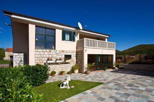 Casa Naturalis-Villa with heated pool &garden in Velika Cista