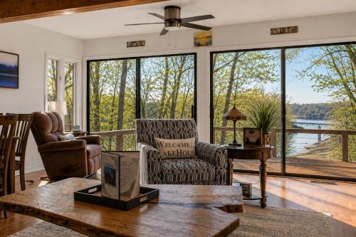 Lakefront Home Serene Views & Deck Near Mammoth Cave in Falls of Rough (KY)