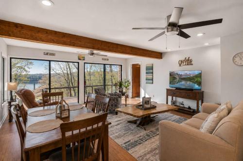Lakefront Home Serene Views & Deck Near Mammoth Cave in Falls of Rough (KY)