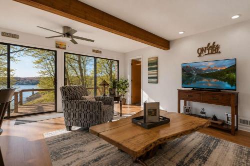 Lakefront Home Serene Views & Deck Near Mammoth Cave in Falls of Rough (KY)