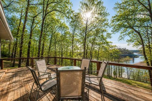 Lakefront Home Serene Views & Deck Near Mammoth Cave in Falls of Rough (KY)