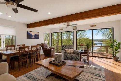 Lakefront Home Serene Views & Deck Near Mammoth Cave in Falls of Rough (KY)