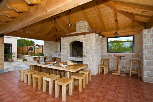 Casa Naturalis-Villa with heated pool &garden in Velika Cista