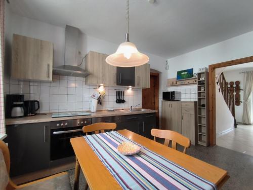 virtuve, Frey - Ferienhaus über zwei Etagen mit Terrasse (Frey - Ferienhaus uber zwei Etagen mit Terrasse) in Eggebek