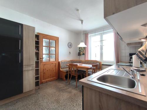 virtuve, Frey - Ferienhaus über zwei Etagen mit Terrasse (Frey - Ferienhaus uber zwei Etagen mit Terrasse) in Eggebek