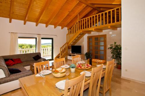 Casa Naturalis-Villa with heated pool &garden in Velika Cista
