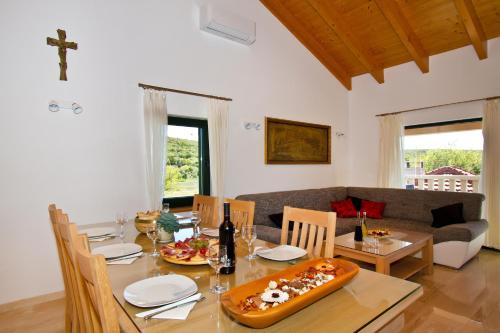 Casa Naturalis-Villa with heated pool &garden in Velika Cista