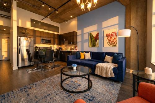 Charming 2BR Apartment with Skyline view, Optional Parking & Gym Access Near McCormick Place, Lakefr – khách sạn tại McCormick Place