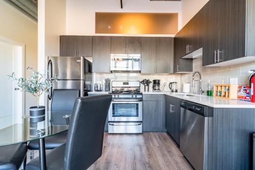 McCormick 2Br-2Ba unit for up to 8 guests with Skyline view, Optional Parking & Gym in Chicago, USA
