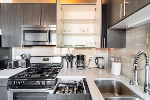 McCormick 2Br-2Ba unit for up to 8 guests with Skyline view, Optional Parking & Gym in Chicago, USA