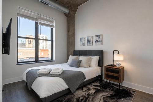 McCormick 2Br-2Ba unit for up to 8 guests with Skyline view, Optional Parking & Gym in Chicago, USA