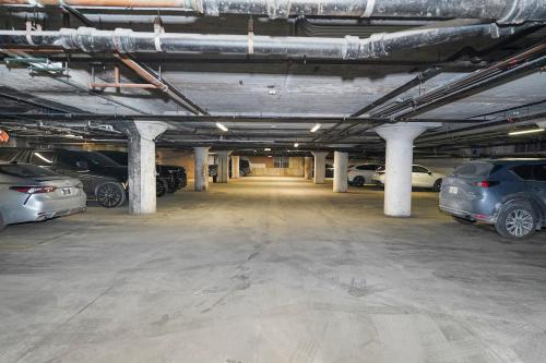 McCormick 2Br-2Ba unit for up to 8 guests with Skyline view, Optional Parking & Gym in Chicago, USA
