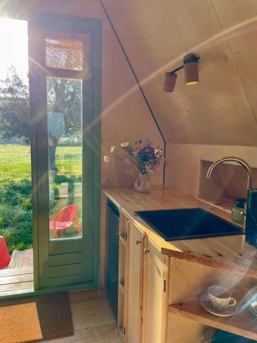 Charming cabin Avondgloed in farmer's orchard in Hem
