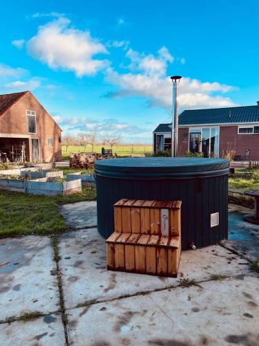Charming cabin Avondgloed in farmer's orchard in Hem