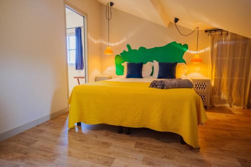 1 queen bed, 1 sofa bed