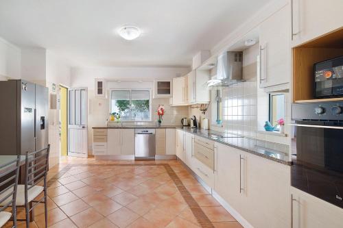 Kitchen, Modern Villa In Olhao in Cerro Azul