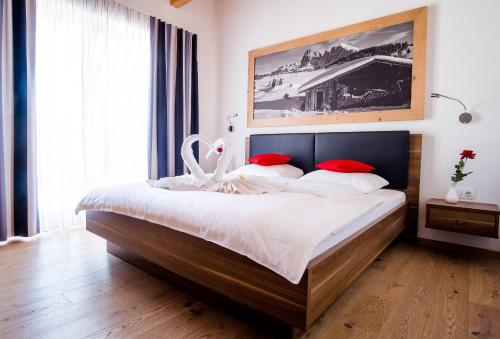 1 queen bed, 1 sofa bed