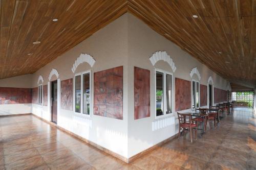 Iekārtas, Clay House in Čalakudija