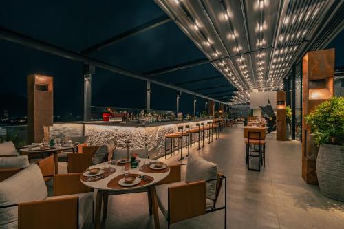 Bar/lounge, Radisson Resort and Spa Lonavala near Pnf Restaurant & Bar