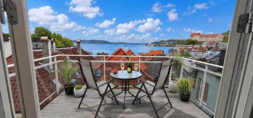 Penthouse with Panoramic Fjord Views - Private Terrace in Bergen Center, Bergen
