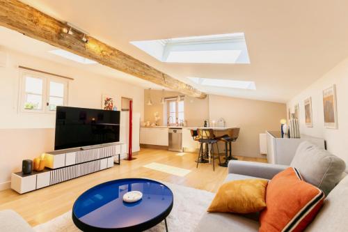 Duplex de charme avec 2 Chambres, Climatisation & Parking en Centre-Ville