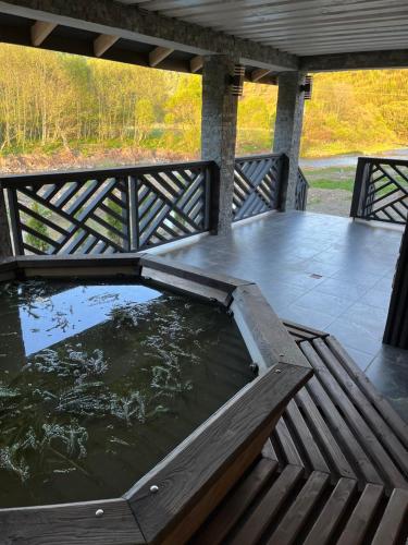 Котедж біля річки in Kelechin