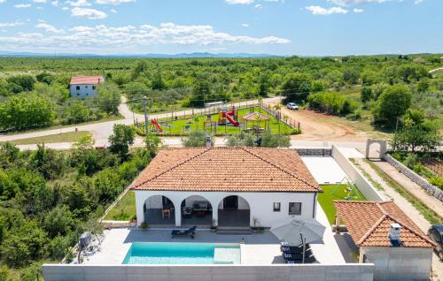 Holiday Home Olivarum with heated pool in Stankovci
