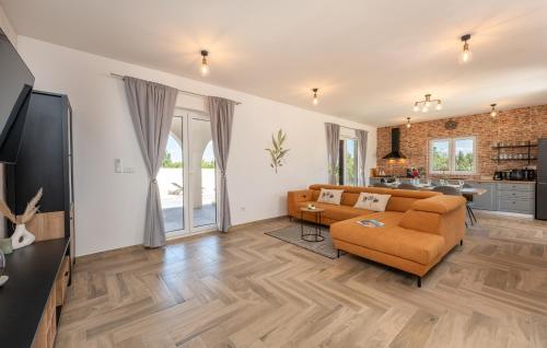 Koplietošanas atpūtas telpa ar TV, Holiday Home Olivarum with heated pool in Stankovci